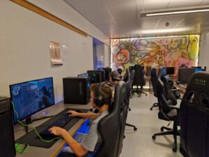 Ungdom gamer på drop-in i 2022
