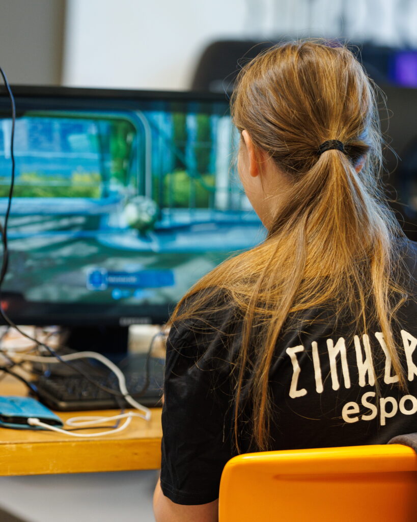 Jente spiller Rocket League hos Fimbul