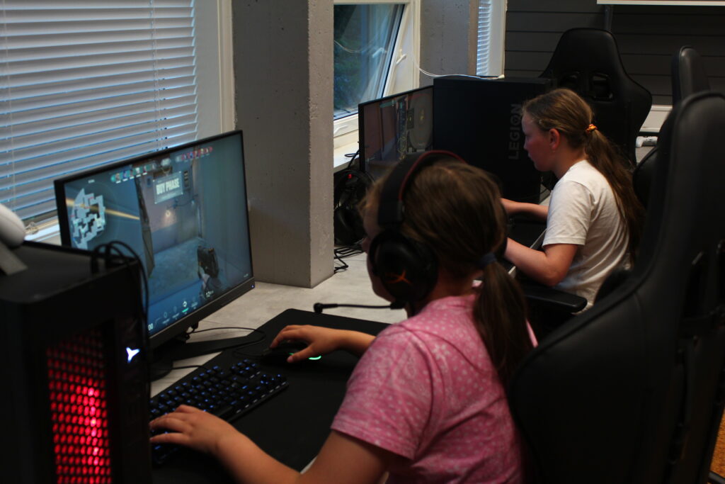2 jenter gamer sammen på gamingrommet